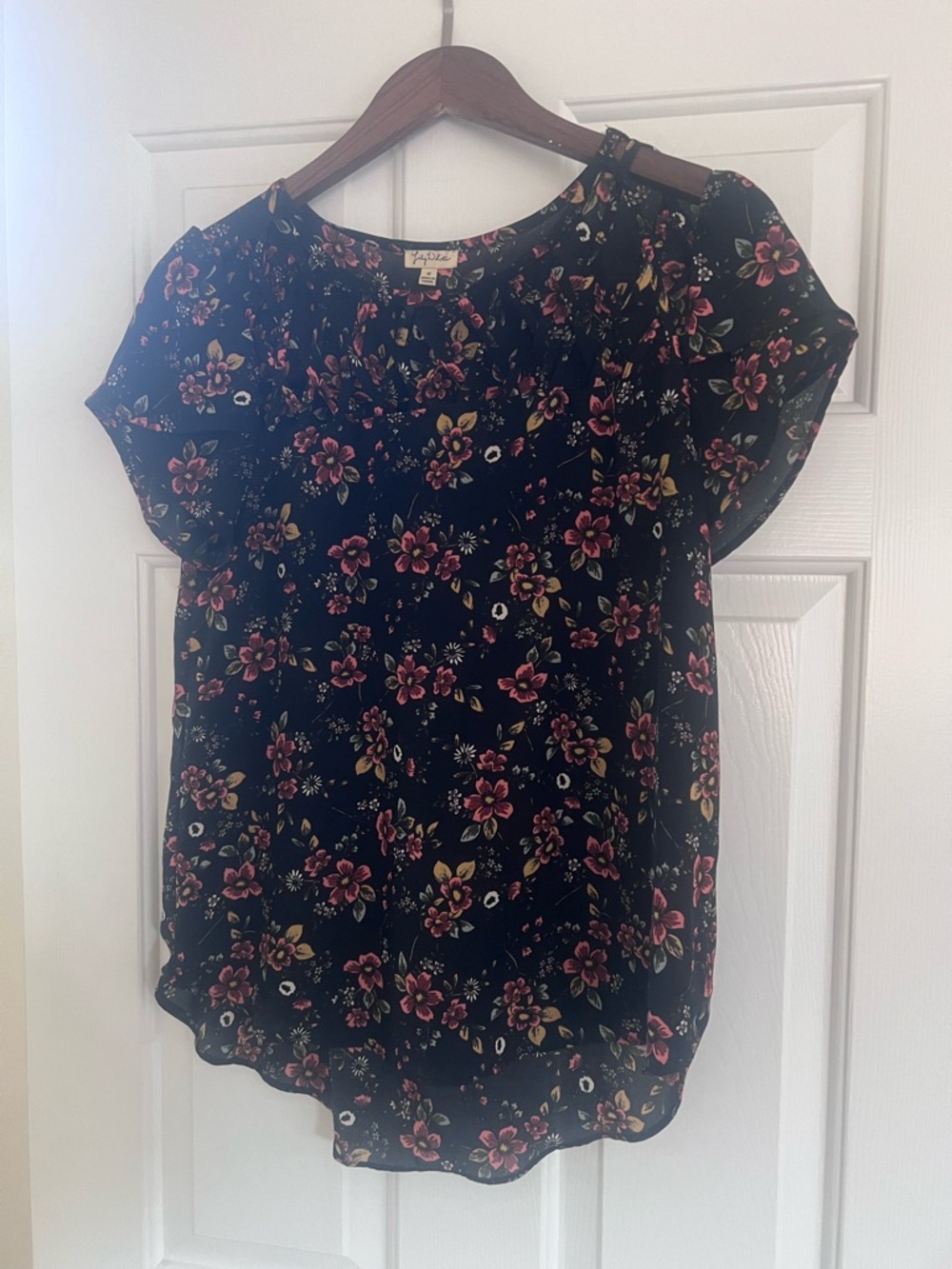 Lily White Floral Short-Sleeve Blouse.  Tulip sleeve/crisscross detail. Medium